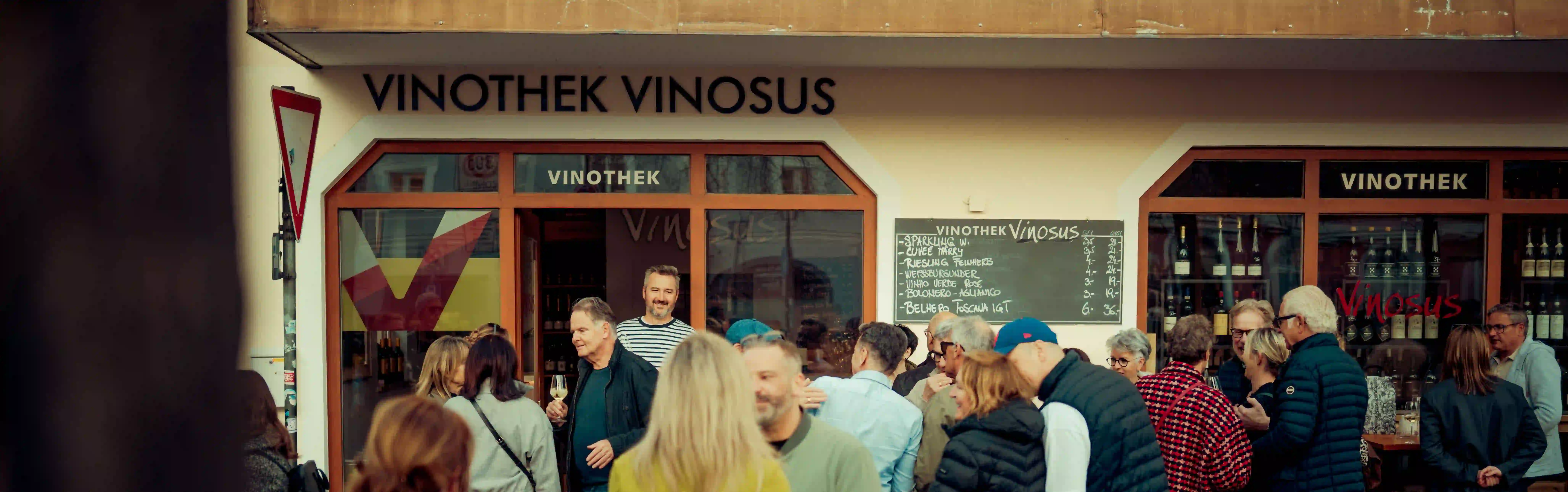 Gäste vor der VINOSUS Vinothek